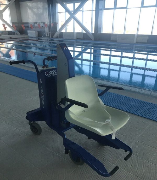 кресло для погружения в воду для людей с ограниченными возможностями
